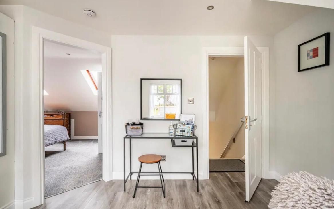 Cosy First Floor Loft Apartment Omagh Esterno foto