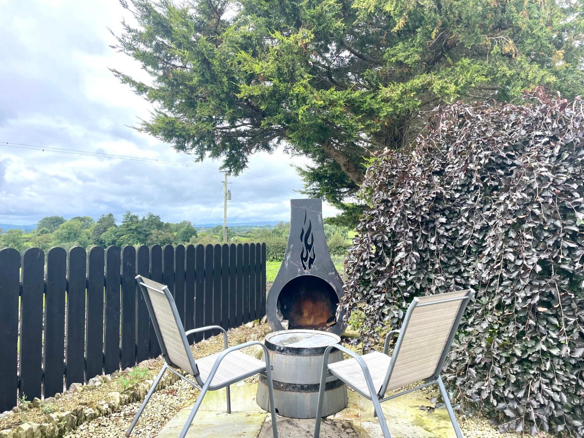 Cosy First Floor Loft Apartment Omagh Esterno foto