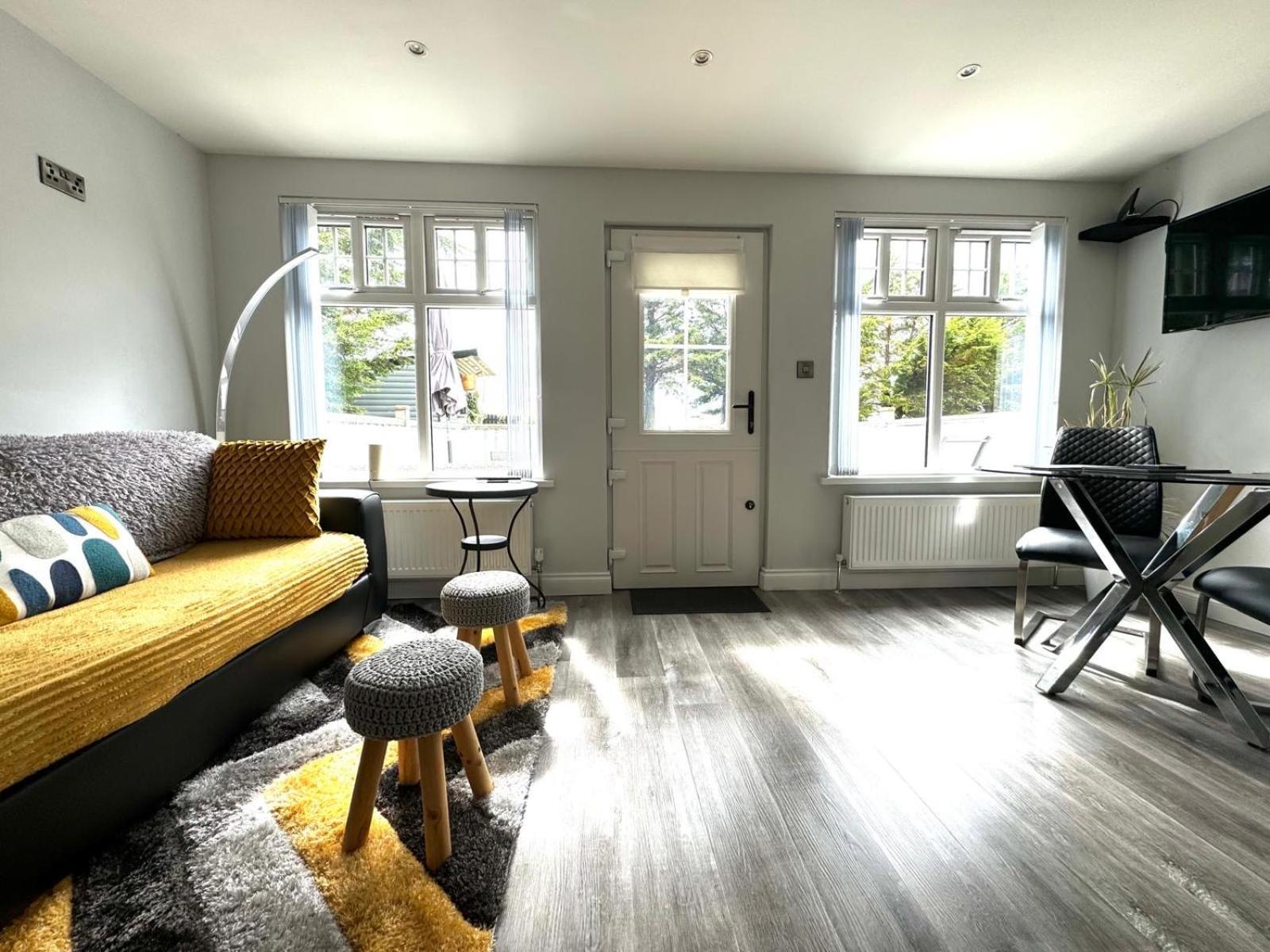 Cosy First Floor Loft Apartment Omagh Esterno foto